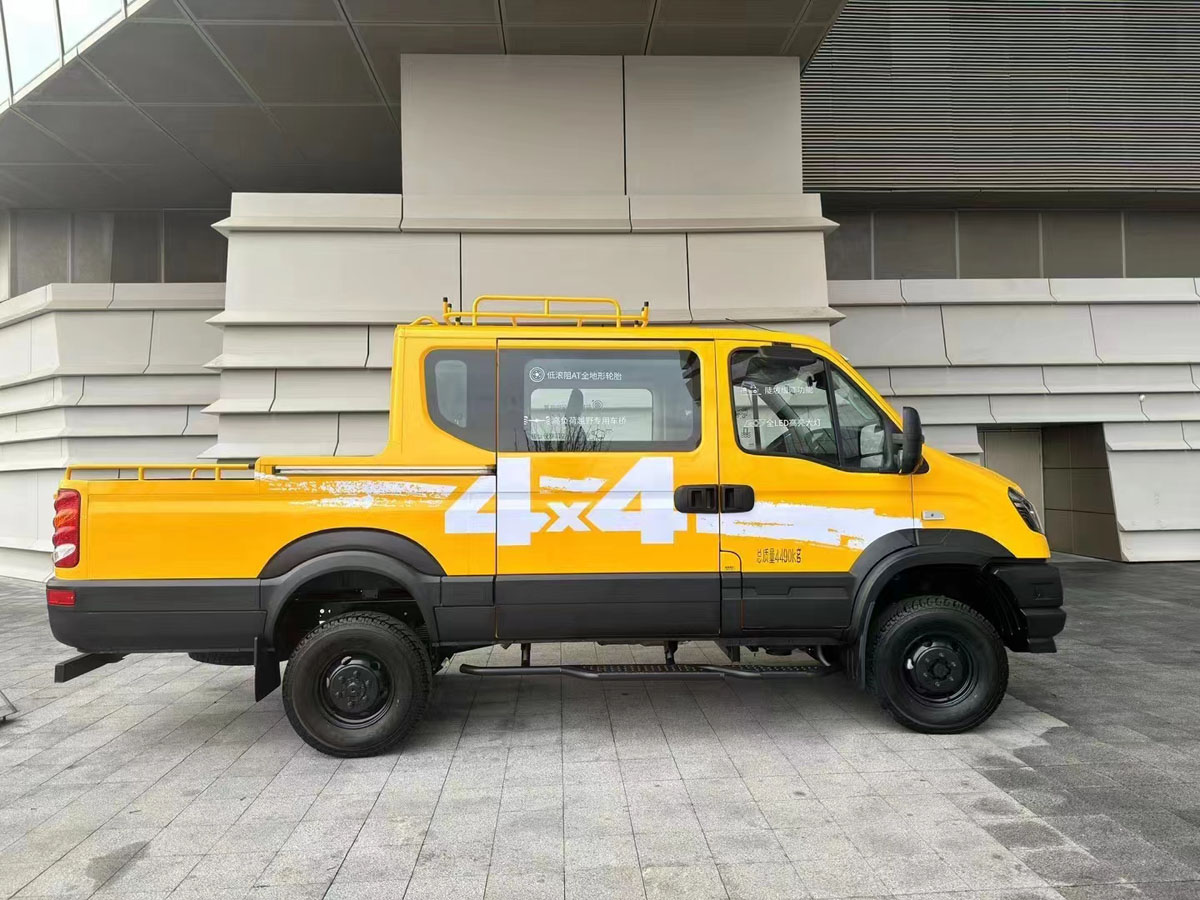 依维柯新款2045欧盛四驱9座工程车